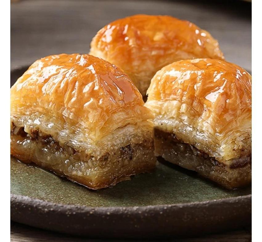 Ramazan'ın ilk haftasını bu tatlıyla kapatın! Üşengeç baklava tarifi böreklik yufkayla bile oluyor!