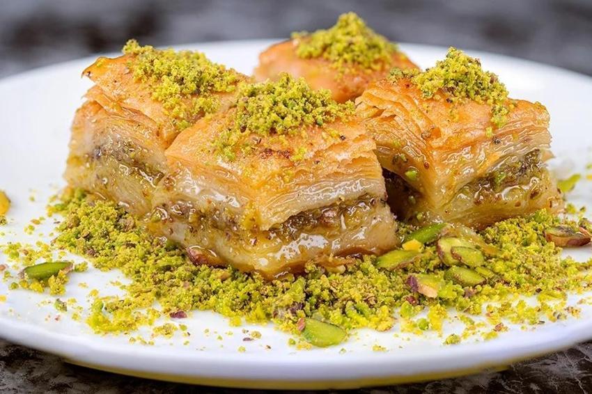 Ramazan'ın ilk haftasını bu tatlıyla kapatın! Üşengeç baklava tarifi böreklik yufkayla bile oluyor!