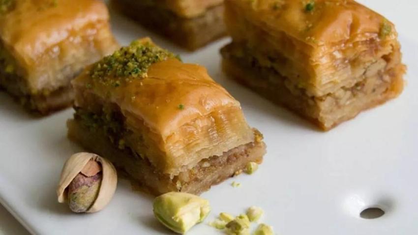 Ramazan'ın ilk haftasını bu tatlıyla kapatın! Üşengeç baklava tarifi böreklik yufkayla bile oluyor!