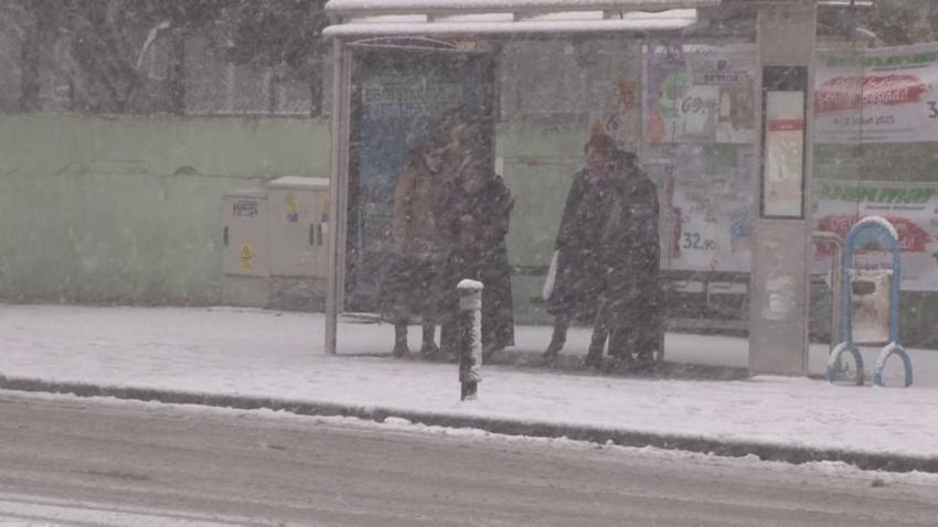 Yoğun kar yağışı başladı! Sıcaklık 15 derece düşüyor, Meteoroloji son dakika 56 il için uyardı