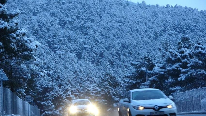 Yoğun kar yağışı başladı! Sıcaklık 15 derece düşüyor, Meteoroloji son dakika 56 il için uyardı