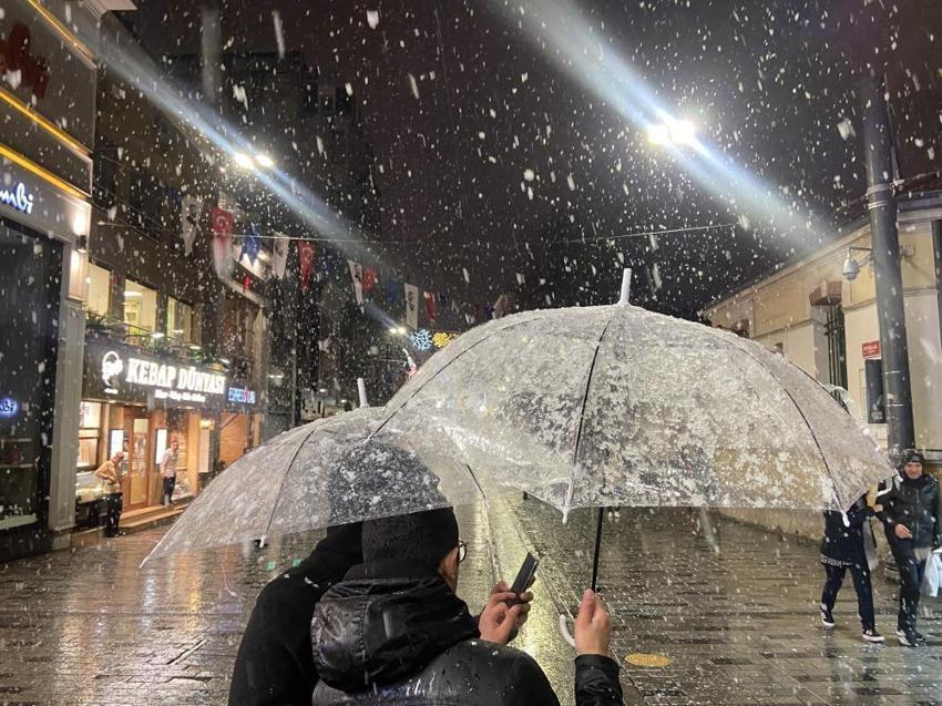 Yoğun kar yağışı başladı! Sıcaklık 15 derece düşüyor, Meteoroloji son dakika 56 il için uyardı
