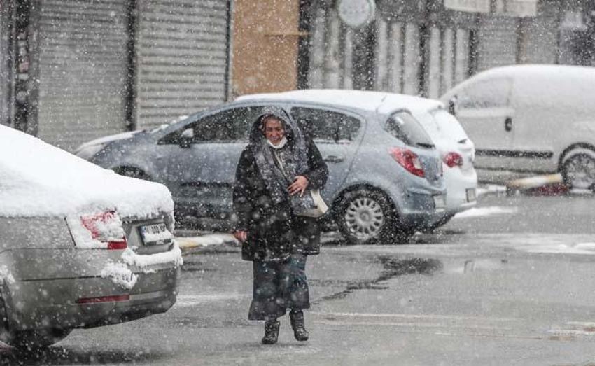 Yoğun kar yağışı başladı! Sıcaklık 15 derece düşüyor, Meteoroloji son dakika 56 il için uyardı