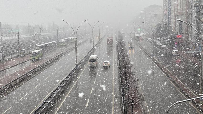 Yoğun kar yağışı başladı! Sıcaklık 15 derece düşüyor, Meteoroloji son dakika 56 il için uyardı