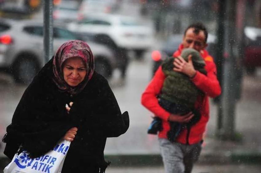 Yoğun kar yağışı başladı! Sıcaklık 15 derece düşüyor, Meteoroloji son dakika 56 il için uyardı