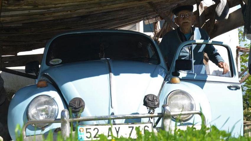 Emekli ikramiyesi ile satın aldığı 1962 model vosvosuna gözü gibi bakıyor