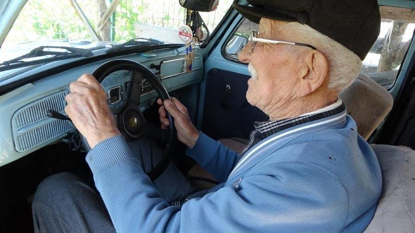 Emekli ikramiyesi ile satın aldığı 1962 model vosvosuna gözü gibi bakıyor