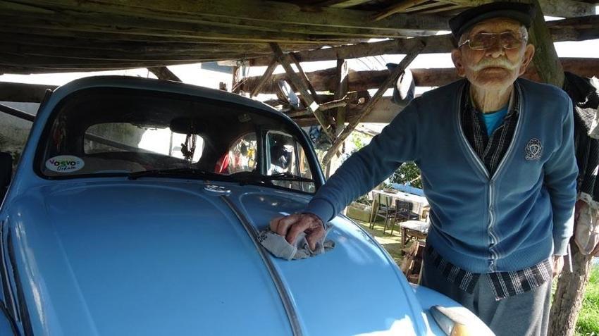 Emekli ikramiyesi ile satın aldığı 1962 model vosvosuna gözü gibi bakıyor
