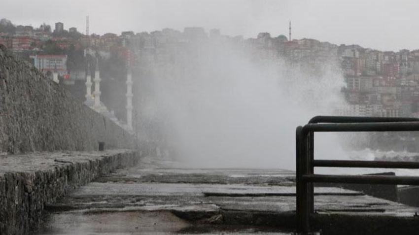 Yağmurla birlikte rüzgar etkili oldu! 7 metreyi aşan dalgalar oluştu