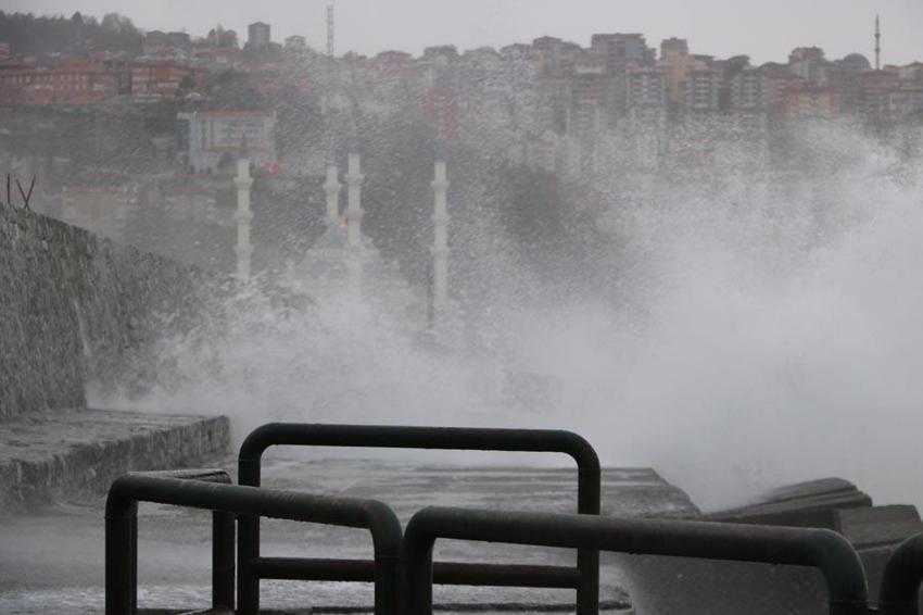 Yağmurla birlikte rüzgar etkili oldu! 7 metreyi aşan dalgalar oluştu