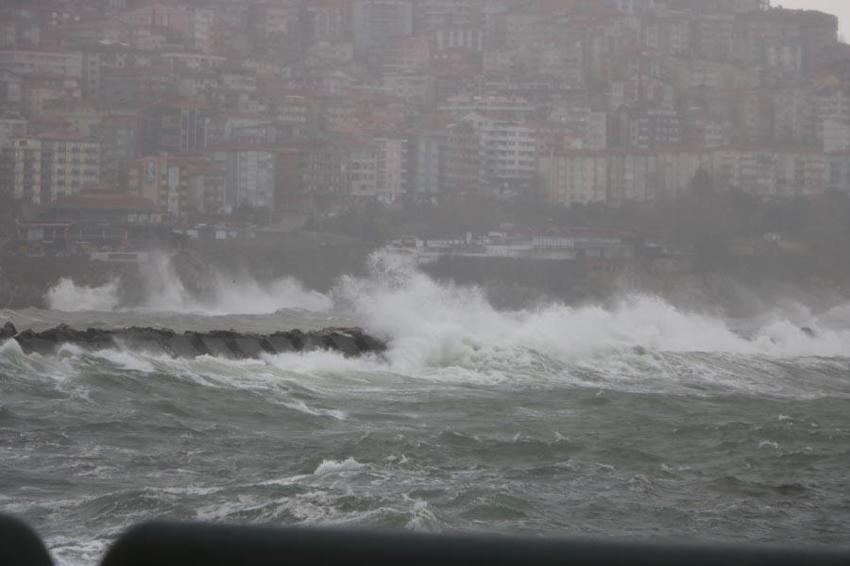 Yağmurla birlikte rüzgar etkili oldu! 7 metreyi aşan dalgalar oluştu