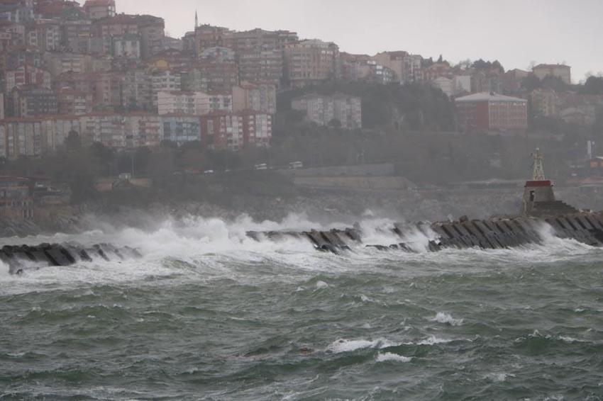 Yağmurla birlikte rüzgar etkili oldu! 7 metreyi aşan dalgalar oluştu