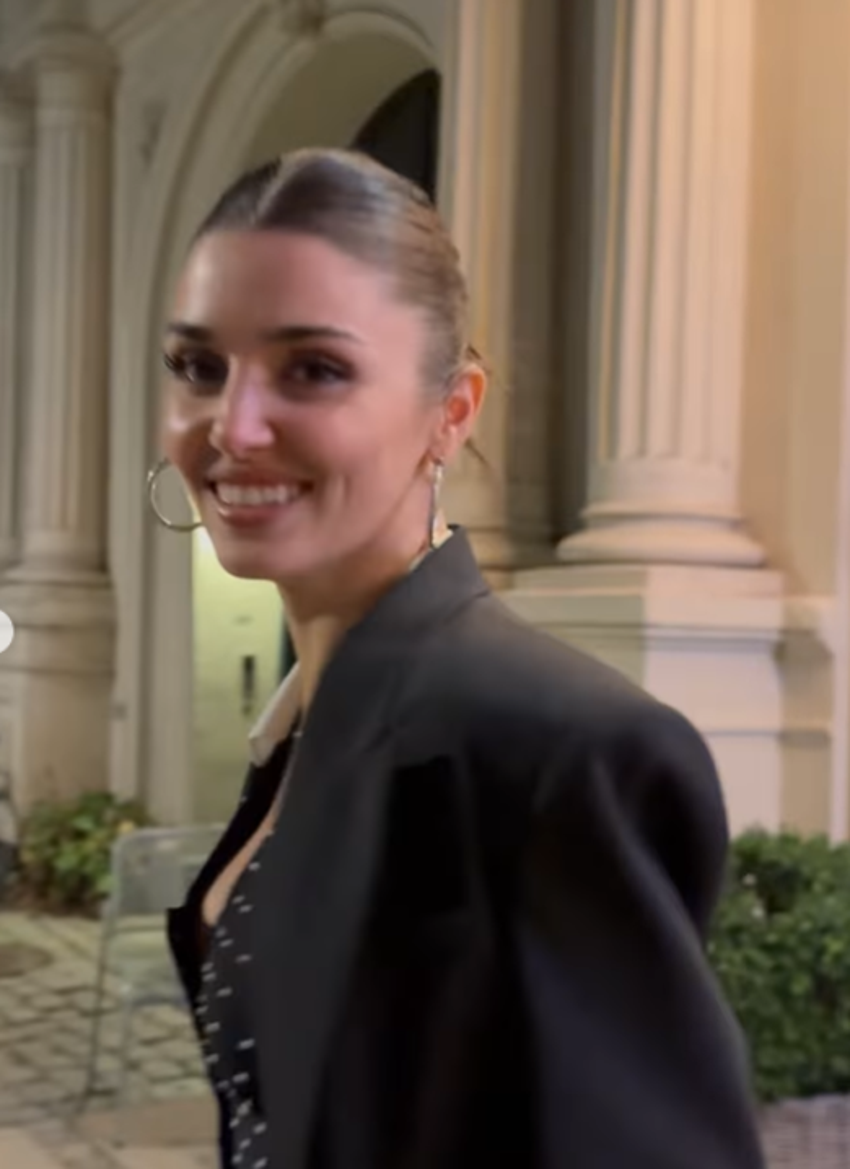 Hande Erçel'den 30 milyon takipçiye özel paylaşımlar!