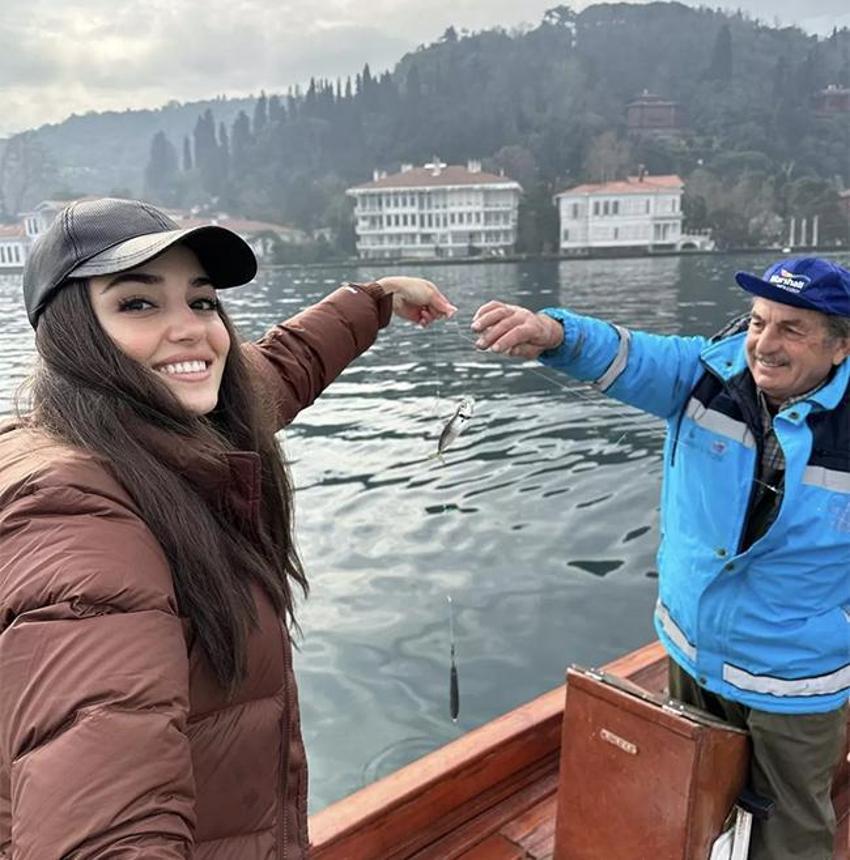 Hande Erçel'den 30 milyon takipçiye özel paylaşımlar!