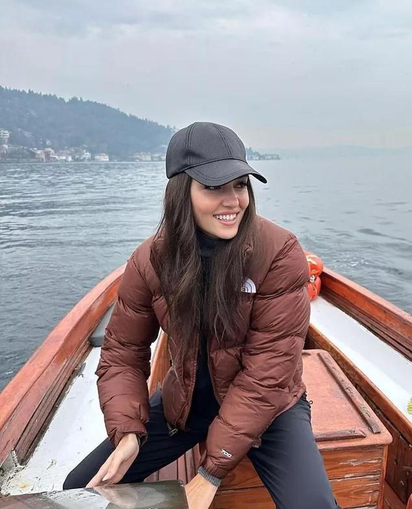 Hande Erçel'den 30 milyon takipçiye özel paylaşımlar!