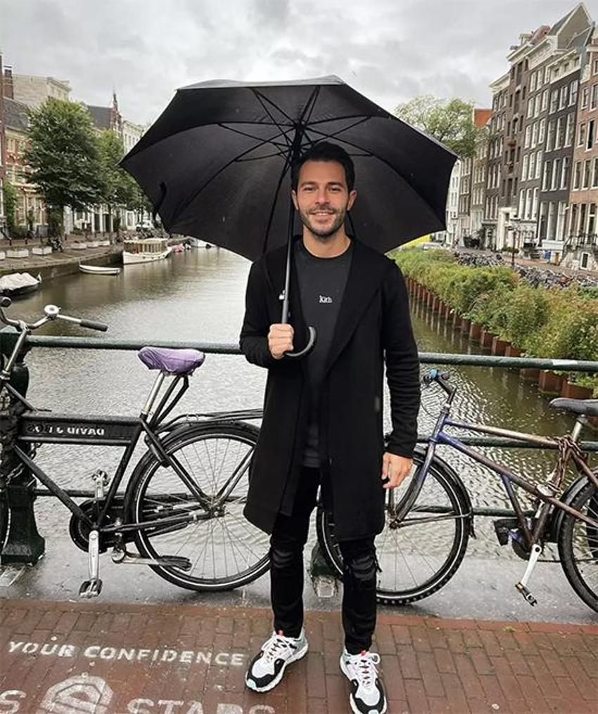 Hande Erçel'den 30 milyon takipçiye özel paylaşımlar!