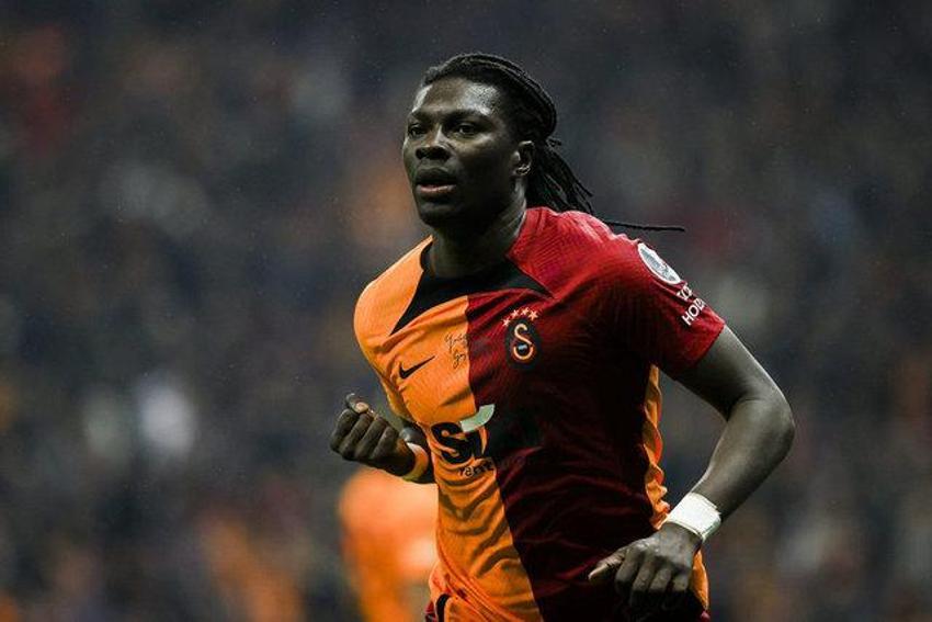 Galatasaray'da peş peşe ayrılıklar! Neredeyse bir takım toplanıp gidiyor