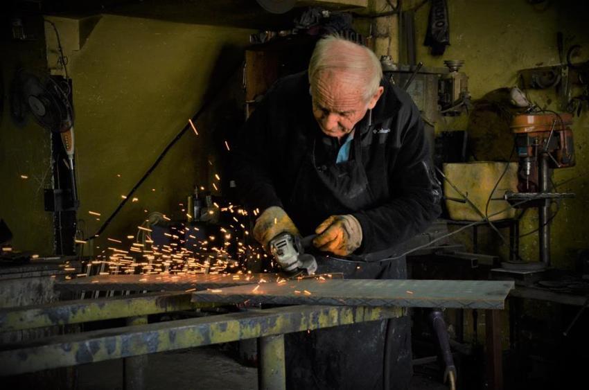 80 yaşındaki demirci ustası gençlere taş çıkartıyor: “Dükkanıma gelmezsem sağlığım bozulur”