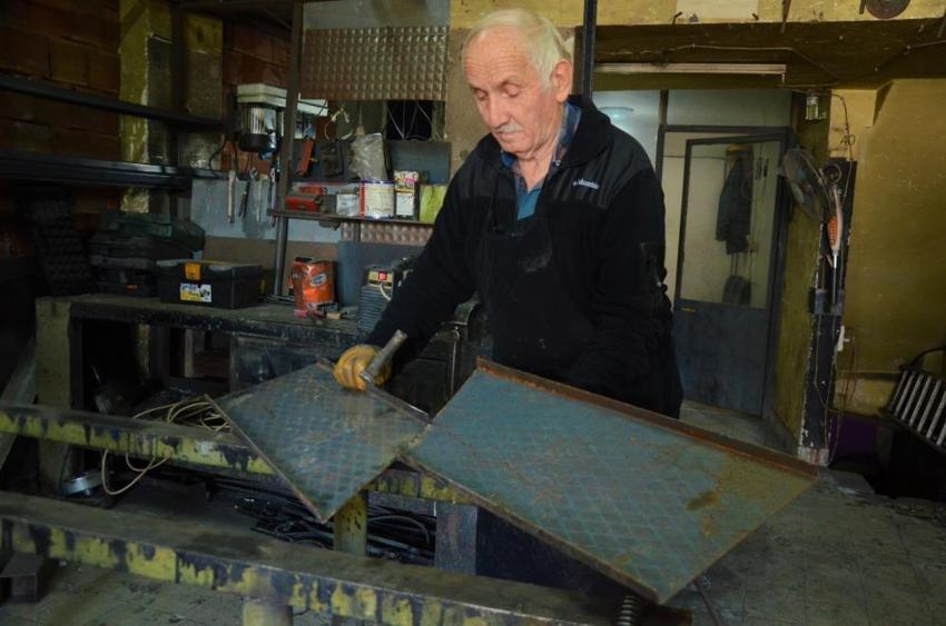 80 yaşındaki demirci ustası gençlere taş çıkartıyor: “Dükkanıma gelmezsem sağlığım bozulur”