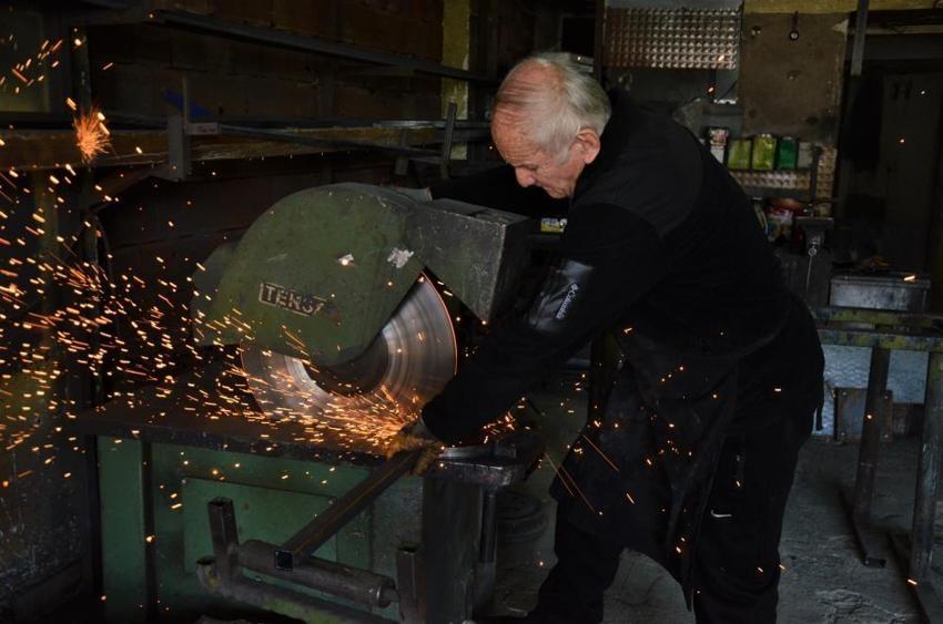 80 yaşındaki demirci ustası gençlere taş çıkartıyor: “Dükkanıma gelmezsem sağlığım bozulur”