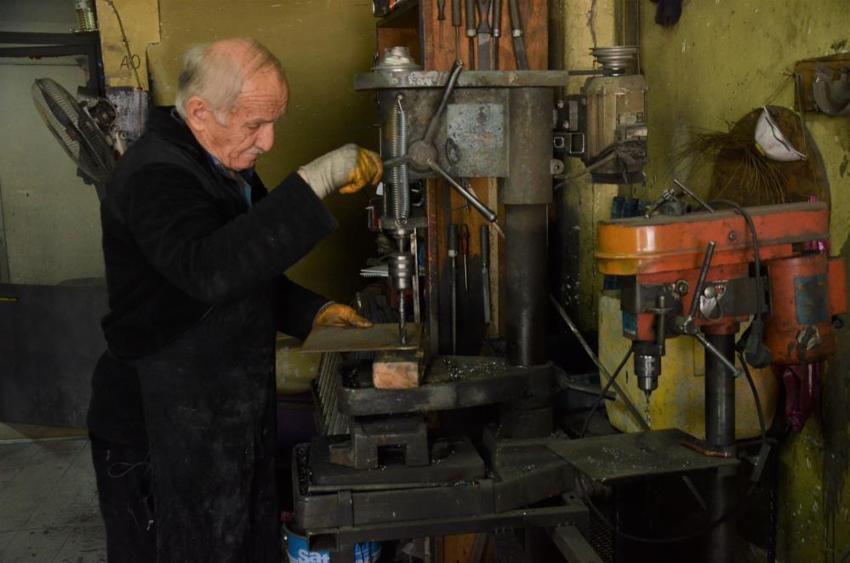 80 yaşındaki demirci ustası gençlere taş çıkartıyor: “Dükkanıma gelmezsem sağlığım bozulur”
