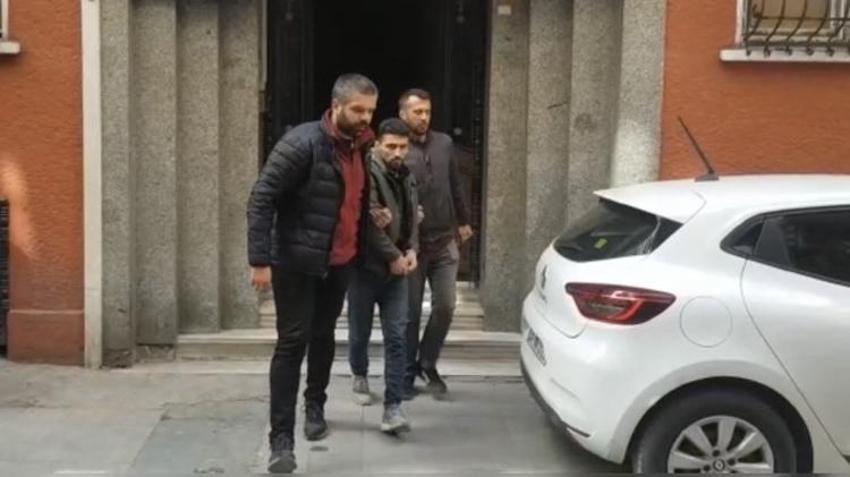 Taksim Meydanı’nda turist kadına kapkaç kamerada: Çay bardağı fırlatıp çelme taktılar
