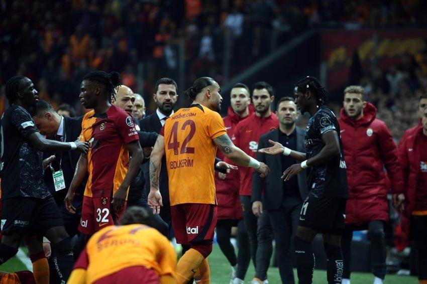 Galatasaray-Adana Demirspor maçında yüksek tansiyon! Taraftardan tepki çeken karar: Emre Akbaba, penaltı ve kırmızı kart...