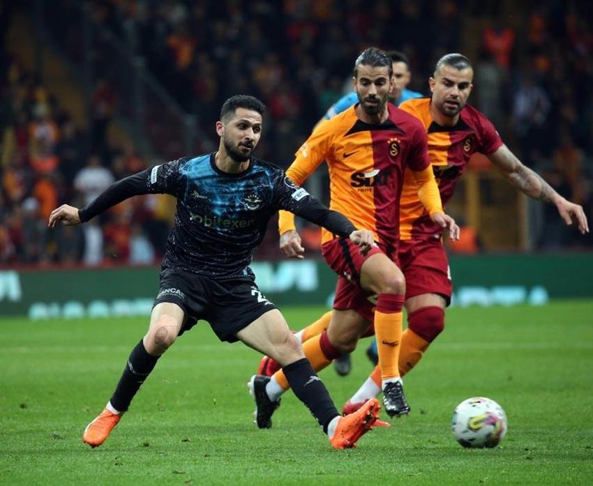 Galatasaray-Adana Demirspor maçında yüksek tansiyon! Taraftardan tepki çeken karar: Emre Akbaba, penaltı ve kırmızı kart...