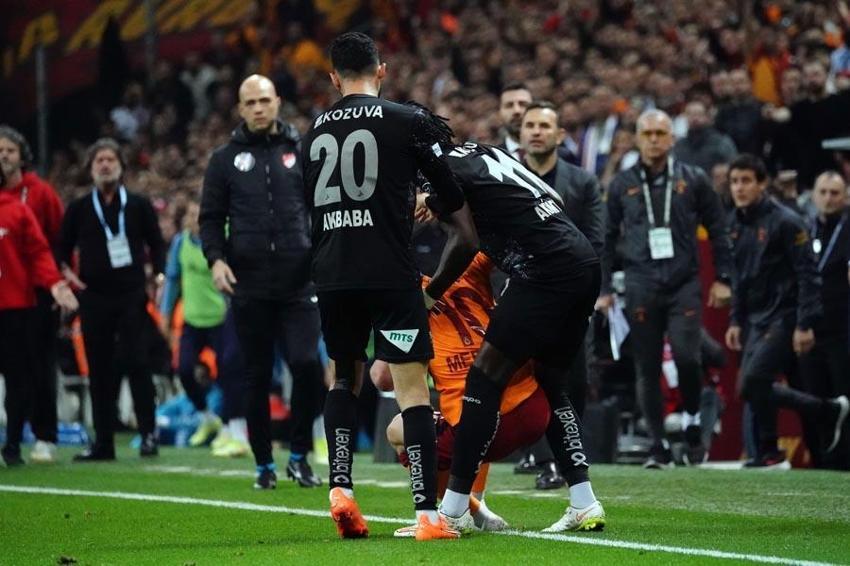 Galatasaray-Adana Demirspor maçında yüksek tansiyon! Taraftardan tepki çeken karar: Emre Akbaba, penaltı ve kırmızı kart...