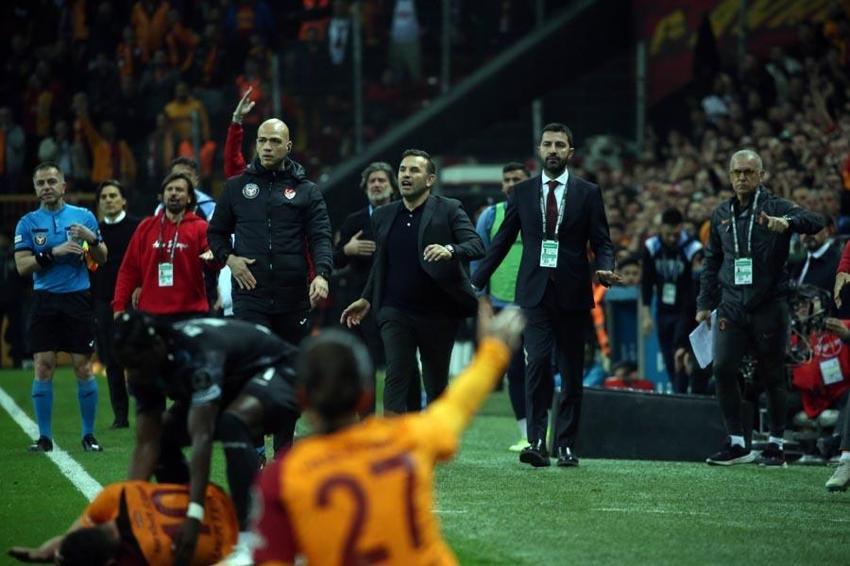 Galatasaray-Adana Demirspor maçında yüksek tansiyon! Taraftardan tepki çeken karar: Emre Akbaba, penaltı ve kırmızı kart...