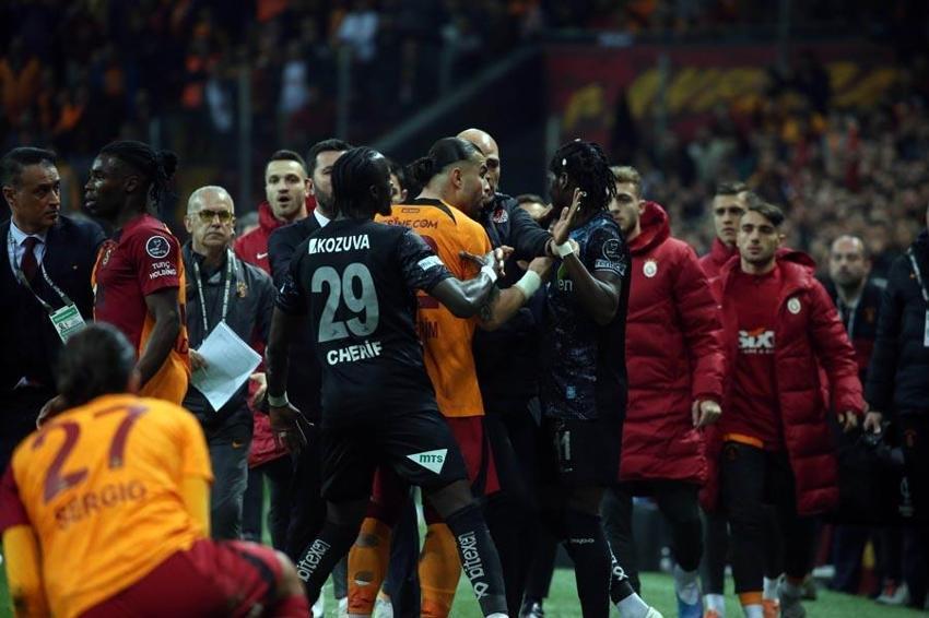 Galatasaray-Adana Demirspor maçında yüksek tansiyon! Taraftardan tepki çeken karar: Emre Akbaba, penaltı ve kırmızı kart...