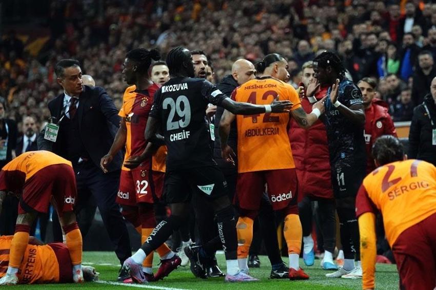 Galatasaray-Adana Demirspor maçında yüksek tansiyon! Taraftardan tepki çeken karar: Emre Akbaba, penaltı ve kırmızı kart...