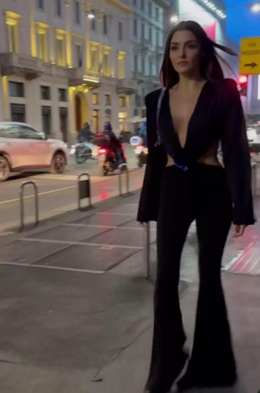 Hande Erçel sosyal medyayı salladı! Göğüs dekolteli pozlar