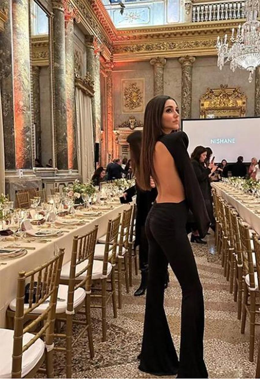Hande Erçel sosyal medyayı salladı! Göğüs dekolteli pozlar