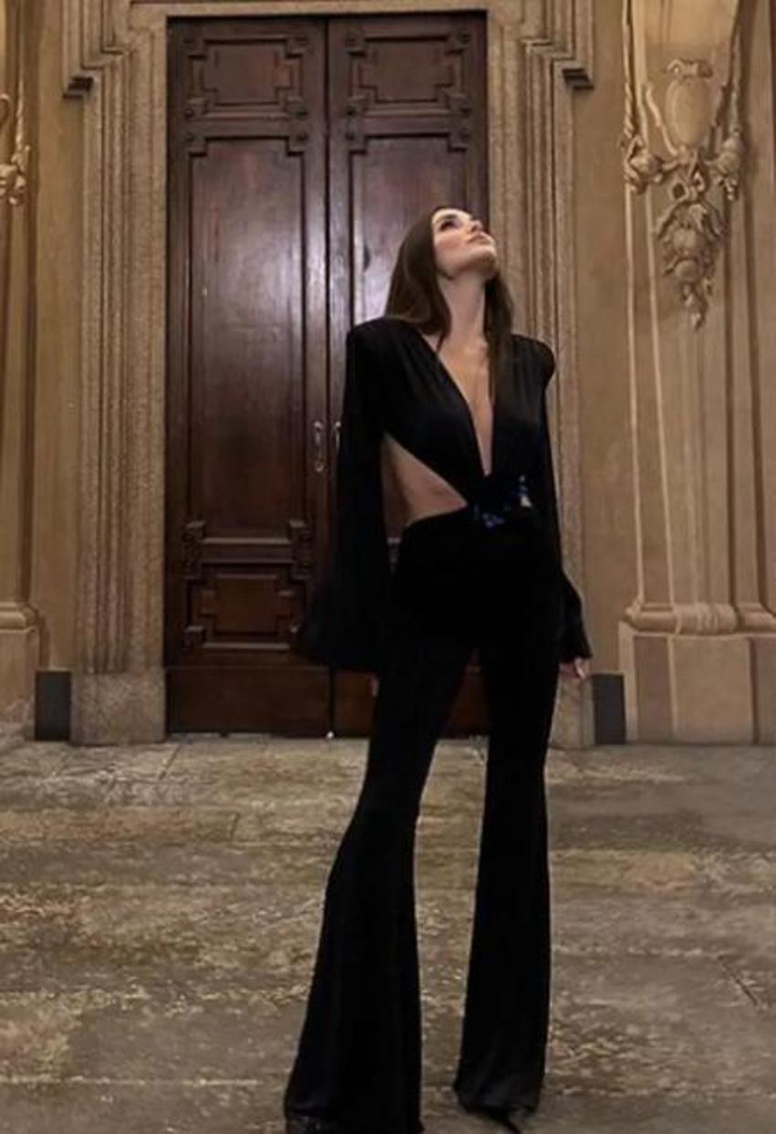 Hande Erçel sosyal medyayı salladı! Göğüs dekolteli pozlar
