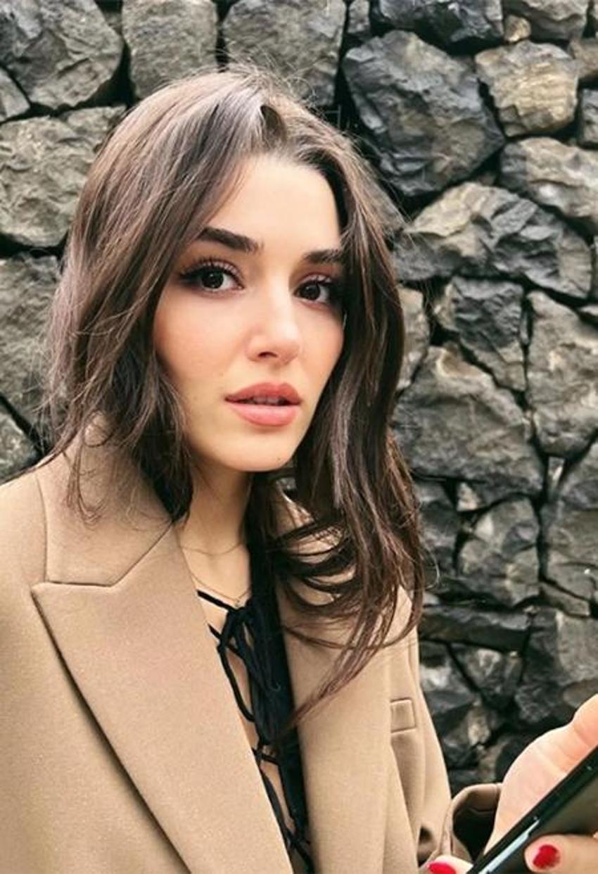 Hande Erçel sosyal medyayı salladı! Göğüs dekolteli pozlar