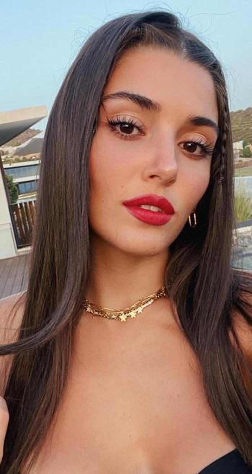 Hande Erçel sosyal medyayı salladı! Göğüs dekolteli pozlar