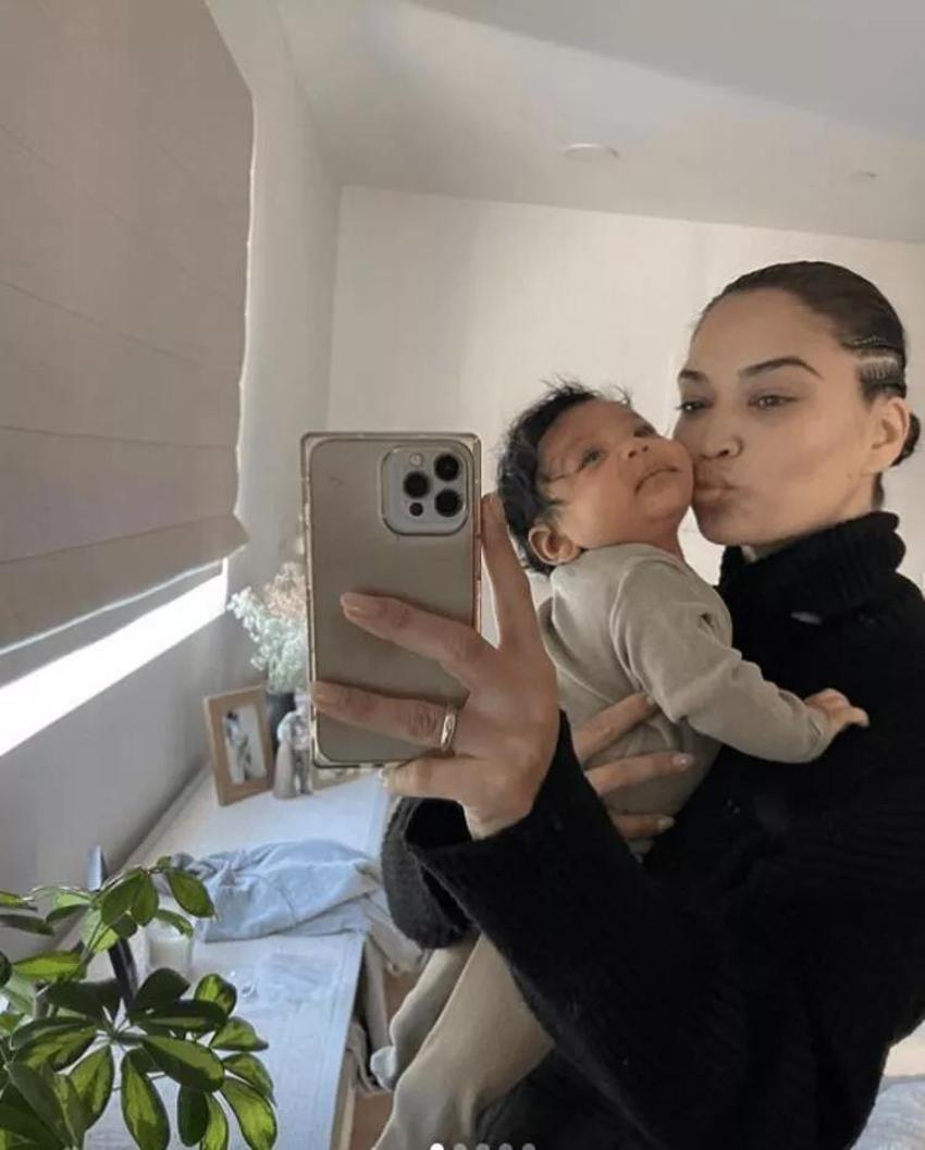 Shanina Shaik doğumdan sonra eski formuna kavuştu!