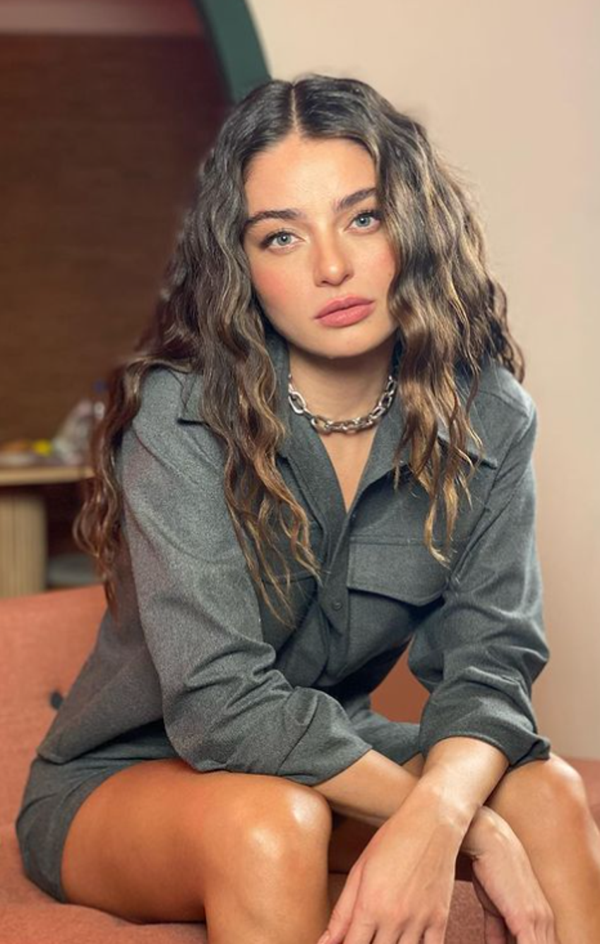 Ayça Ayşin Turan'dan samimi itiraf! 'Hemen yanaklarım kızarır'