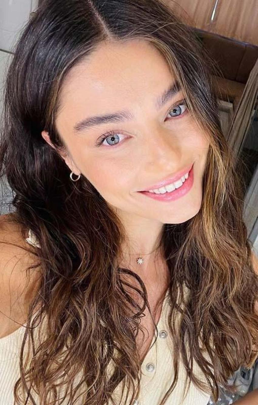 Ayça Ayşin Turan'dan samimi itiraf! 'Hemen yanaklarım kızarır'