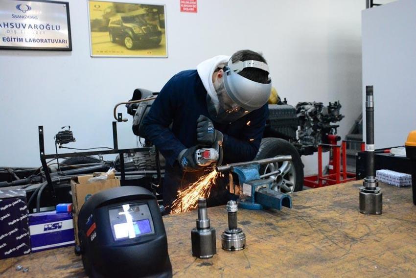 Türk malı Formula 1 otomobili 3 saniyede 0'dan 100'e çıkacak! Üniversiteli öğrenciler çevre dostu olarak üretiyor...