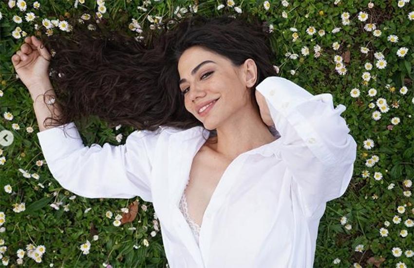 Demet Özdemir sere serpe uzanarak poz verdi!