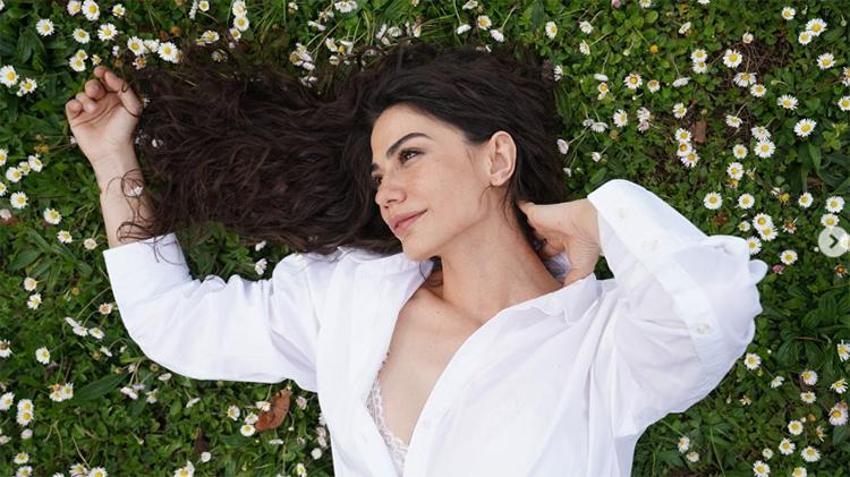 Demet Özdemir sere serpe uzanarak poz verdi!