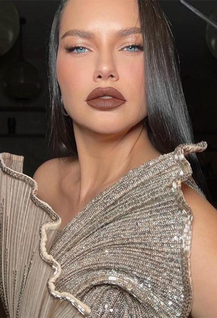 Adriana Lima yeniden podyumlara dönüyor! 