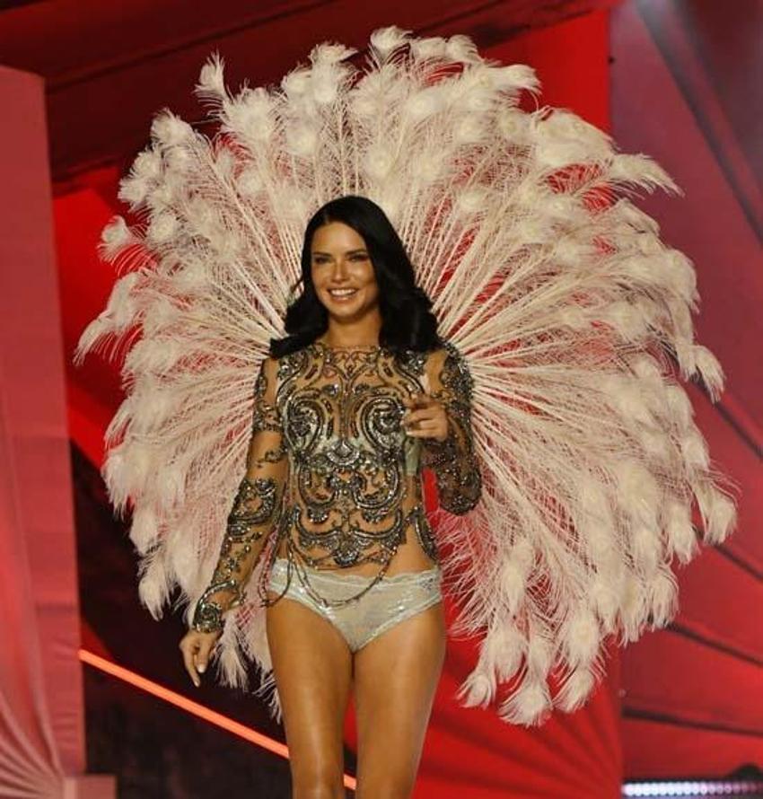 Adriana Lima yeniden podyumlara dönüyor! 