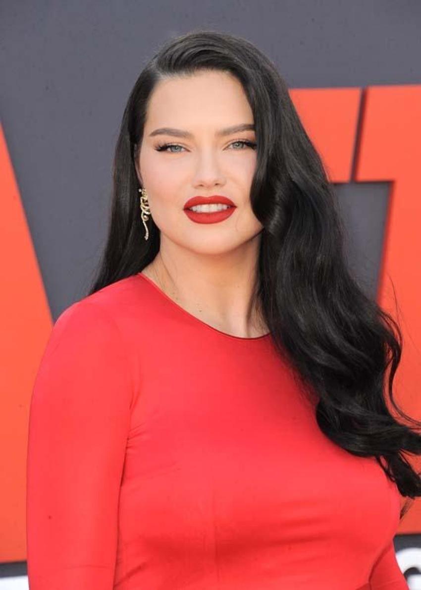 Adriana Lima yeniden podyumlara dönüyor! 
