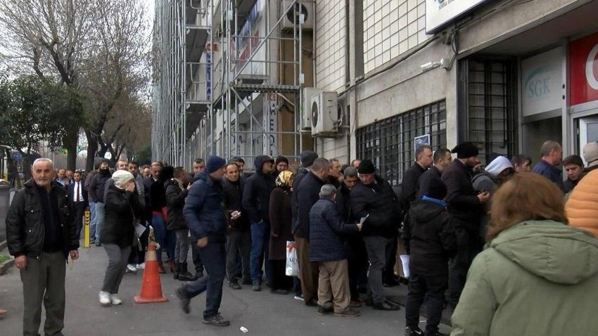EYT ile emekli olanlar ilk maaşlarını depremezdelere bağışlıyor!
