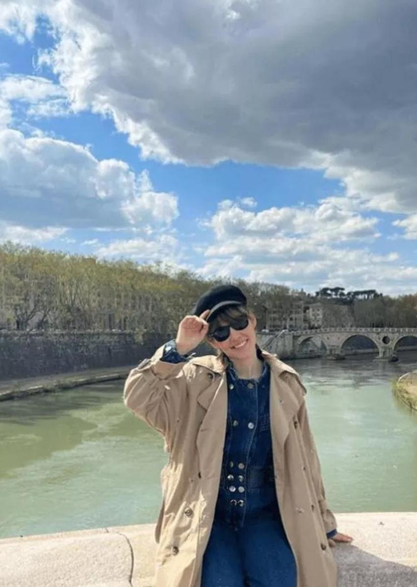 Berfu Yenenler: Roma'da gezerken Eser'i dolandırdılar