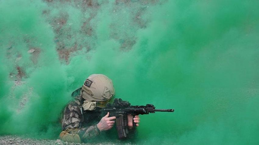 Özel harekat polisinin eğitim tatbikatı nefes kesti