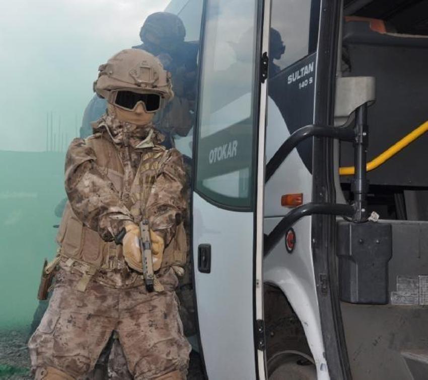 Özel harekat polisinin eğitim tatbikatı nefes kesti